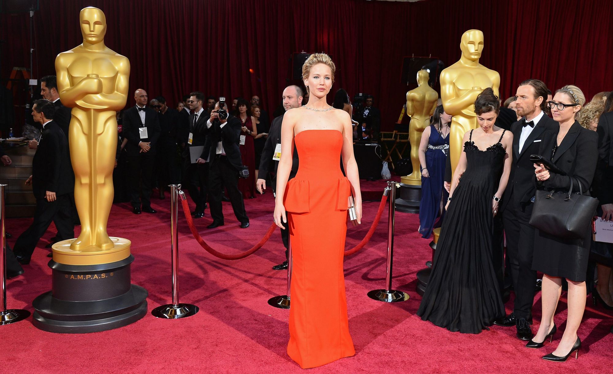 Красная дорожка премия. Рейчел Уэлч на церемонии награждения Оскар. Премия Оскар 2013 Катценберг.